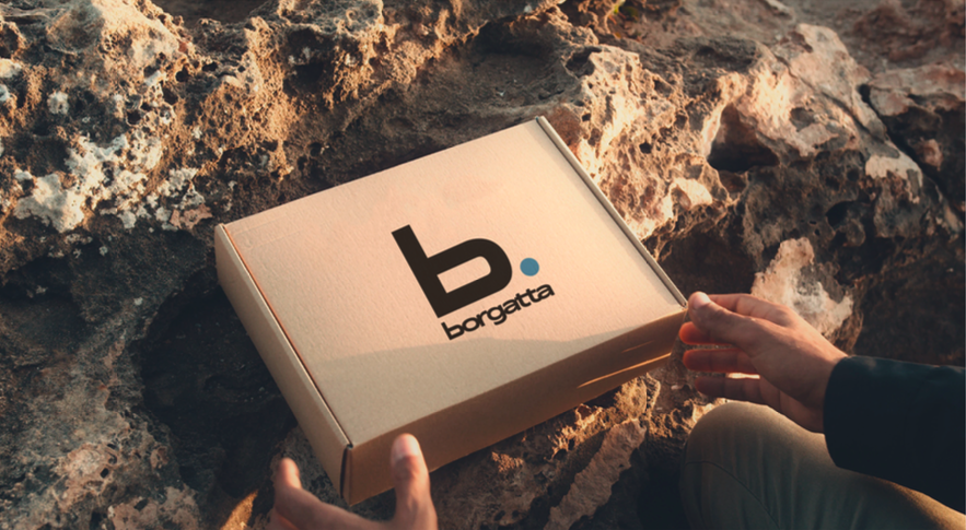 Imagen de una persona abriendo una caja de productos Borgatta.